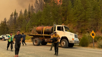 Imagen difundida por el gobierno chubutense de los recursos con los que combate los incendios forestales, en uno de los focos del siniestro. Imagen difundida por el gobierno chubutense de los recursos con los que combate los incendios forestales, en uno de los focos del siniestro.