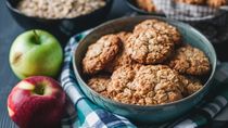 Bocaditos crocantes de avena y manzana: la receta saludable de Paulina Cocina que se hace en un toque