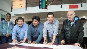 Koopmann firmó convenios con comunidades mapuches para viviendas