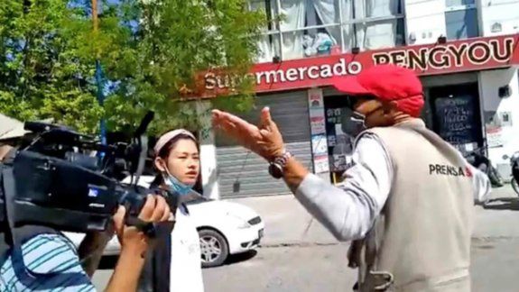 Operativo en un súper chino terminó con agresiones a la prensa