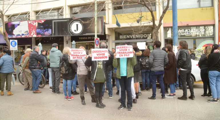En plena siesta, rompió el blindex y desvalijó un local céntrico