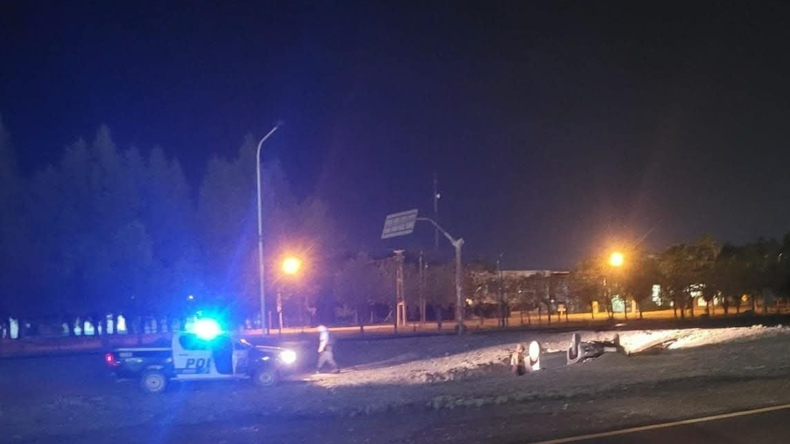 Impresionante vuelco en ruta 7 a la altura de Parque Industrial | LM Neuquen Impresionante vuelco en ruta 7 a la altura de Parque Industrial