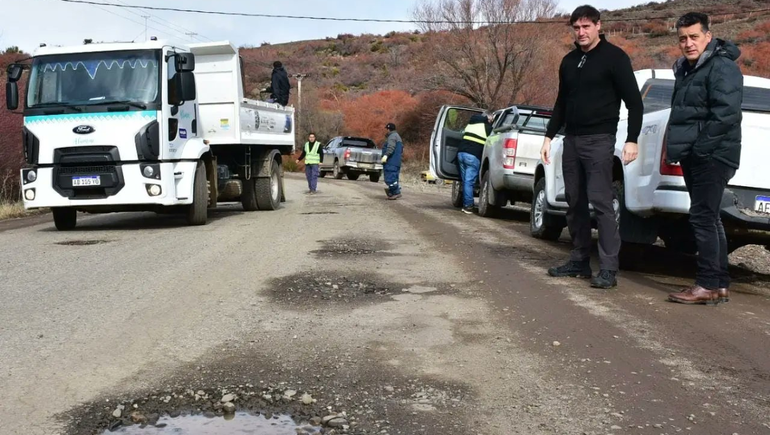 Realizan bacheo provisorio en las rutas de acceso a Aluminé y Pehuenia