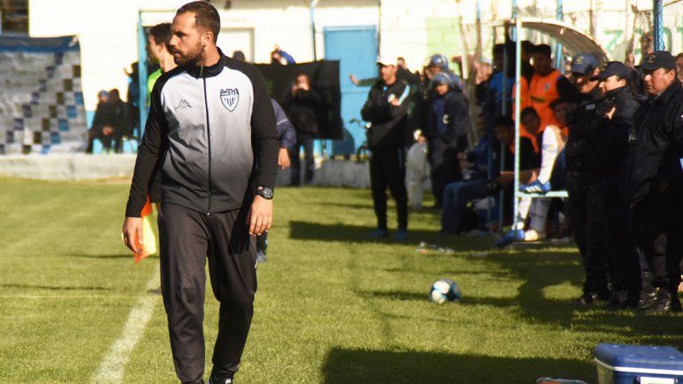 Por la expulsión de Zwenger, Alecha volvió a dirigir en el banco.