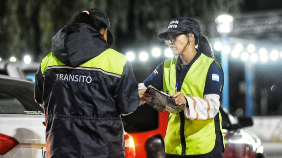 Persona de Tránsito, durante un operativo en Plaza Huincul.