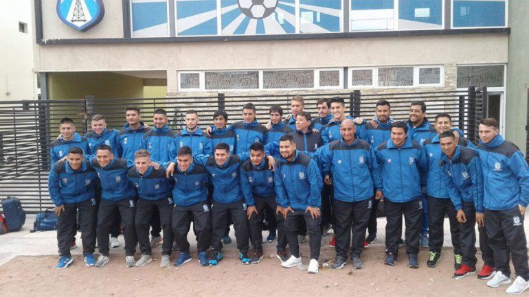 El plantel de Rincón ayer partió a Santa Fe con muchas promesas...