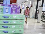Uno de los comercios cipoleños que se llena de padres e hijos preguntando por las piles de lona. Foto Anahí Cárdena.