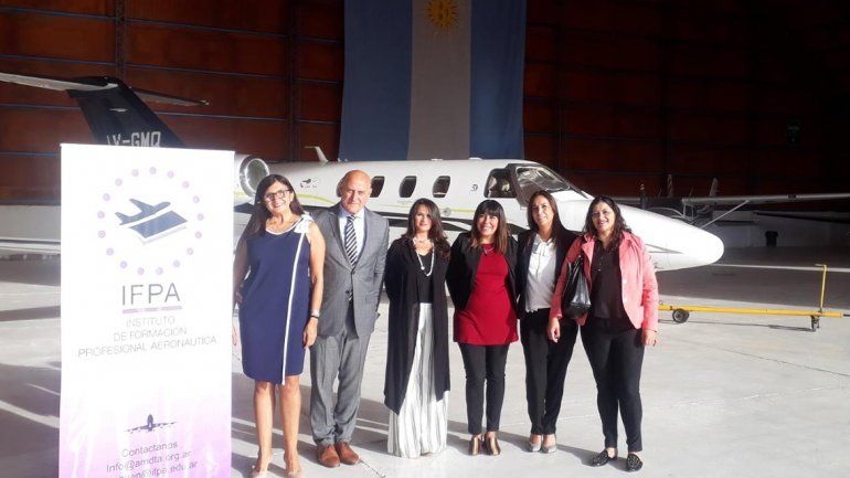 Empezó una formación para ser tripulante de cabina