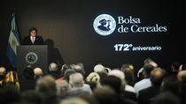 El presidente Milei se refirió al futuro de Vaca Muerta y anunció la baja de las retenciones para el campo. El presidente Milei se refirió al futuro de Vaca Muerta y anunció la baja de las retenciones para el campo.