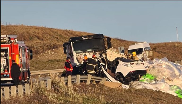 El Fiat Cronos del presunto femicida quedó destrozado por el violento impacto frontal contra un camión en la ruta 3. El Fiat Cronos del presunto femicida quedó destrozado por el violento impacto frontal contra un camión en la ruta 3. 
