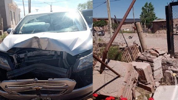 Perdió el control de su auto y chocó contra el frente de una casa