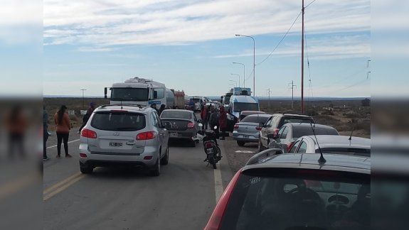 Continúa el corte en Plaza Huincul y desembarcará Gendarmería