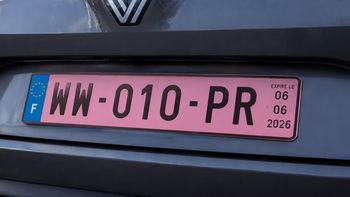 Patentes rosas en los autos: qué país las implementa y en qué contexto Patentes rosas en los autos: qué país las implementa y en qué contexto
