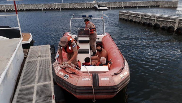 Mari Menuco: tres personas fueron rescatadas tras hundirse su embarcación