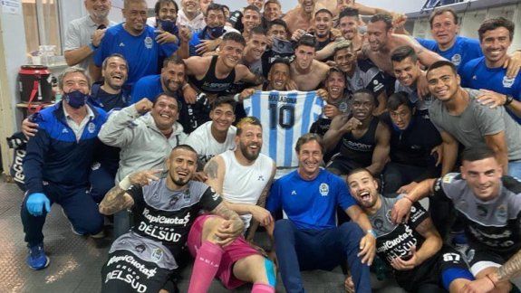 Emotivo: el Lobo le dedicó el triunfo a su DT fallecido con música y baile