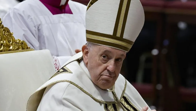 Tras ser diagnosticado con neumonía bilateral, el Papa Francisco permanecerá internado. Tras ser diagnosticado con neumonía bilateral, el Papa Francisco permanecerá internado.