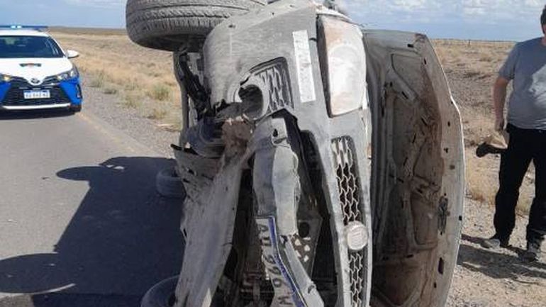 Tras el violento autovuelco, el conductor de la camioneta fue trasladado a un centro de salud. Tras el violento autovuelco, el conductor de la camioneta fue trasladado a un centro de salud.