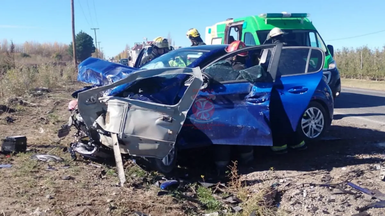 Dos autos quedaron destrozados tras el choque. Foto: gentileza Bomberos de Roca.
