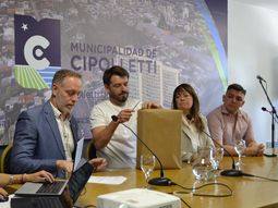 Se abrieron los sobres para el nuevo sistema de transporte público de pasajeros en Cipolletti. Se abrieron los sobres para el nuevo sistema de transporte público de pasajeros en Cipolletti.