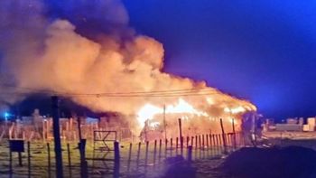El jefe de los Bomberos precisó que en una misma semana debieron acudir a incendios en casas de una misma zona de Trelew en la que abundan las conexiones clandestinas a postes de luz. El jefe de los Bomberos precisó que en una misma semana debieron acudir a incendios en casas de una misma zona de Trelew en la que abundan las conexiones clandestinas a postes de luz.