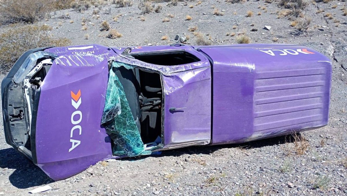 Ruta 40: volcó camioneta del correo y el conductor terminó en el hospital
