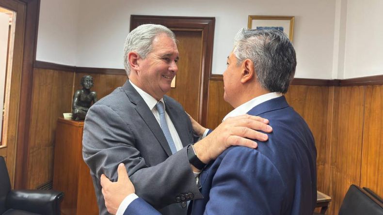 Rolando Figueroa con el flamante canciller, Pablo Quirno. | LM Neuquen Rolando Figueroa con el flamante canciller, Pablo Quirno.