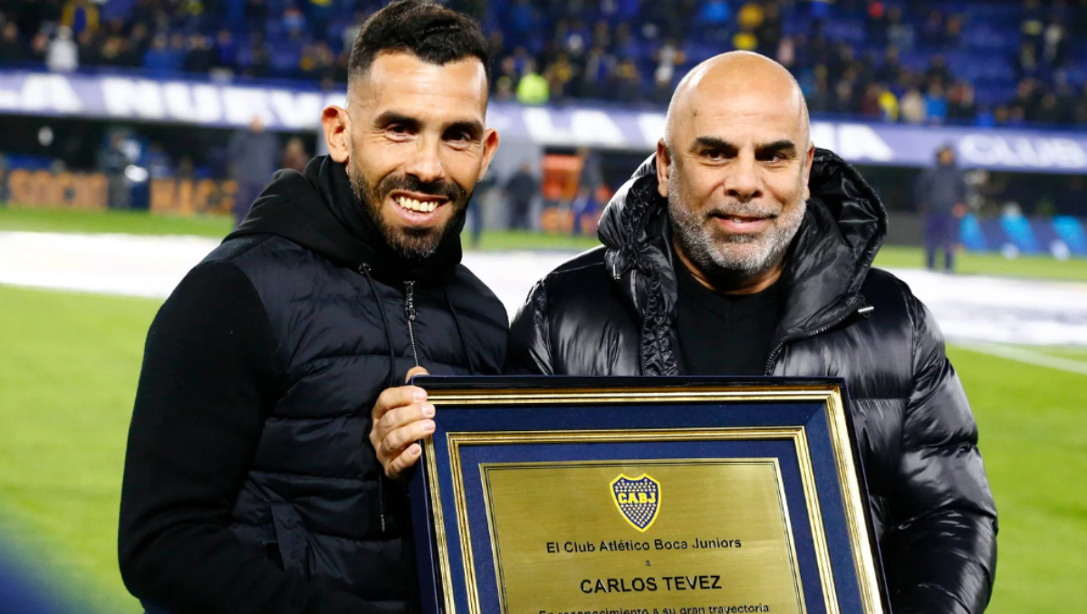 El palito de Tevez a Riquelme tras su vuelta a La Bombonera