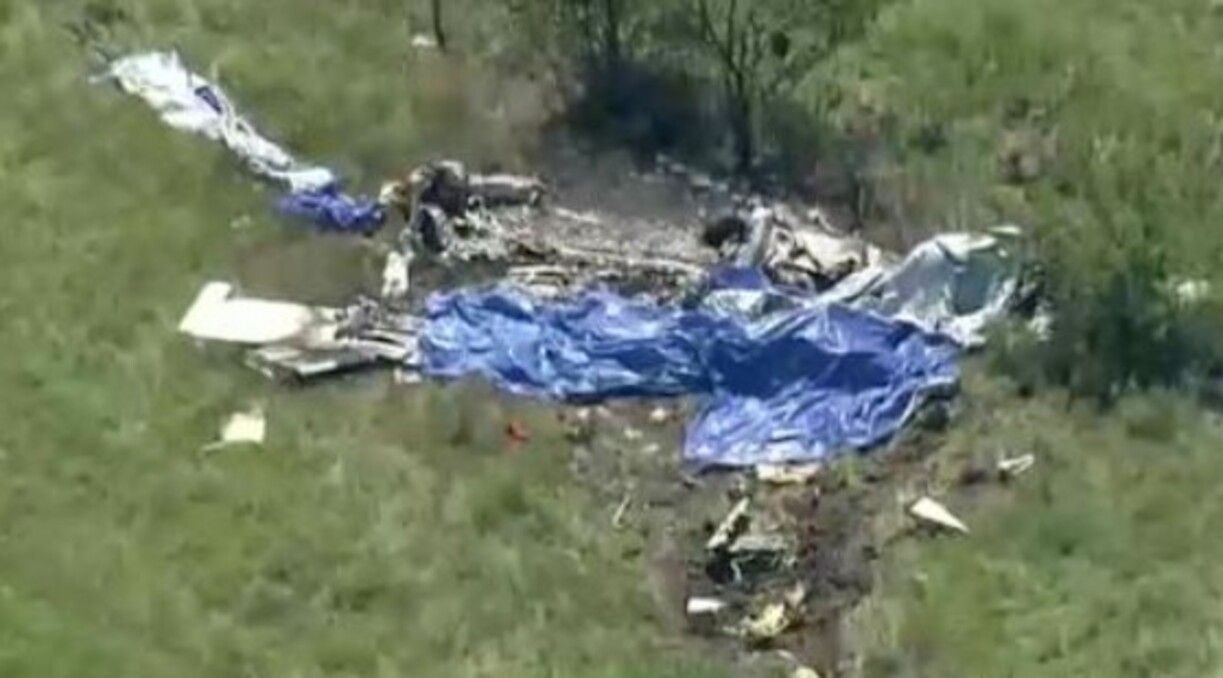Todos las personas que viajaban a bordo del avión fallecieron debido al brutal impacto.&nbsp;