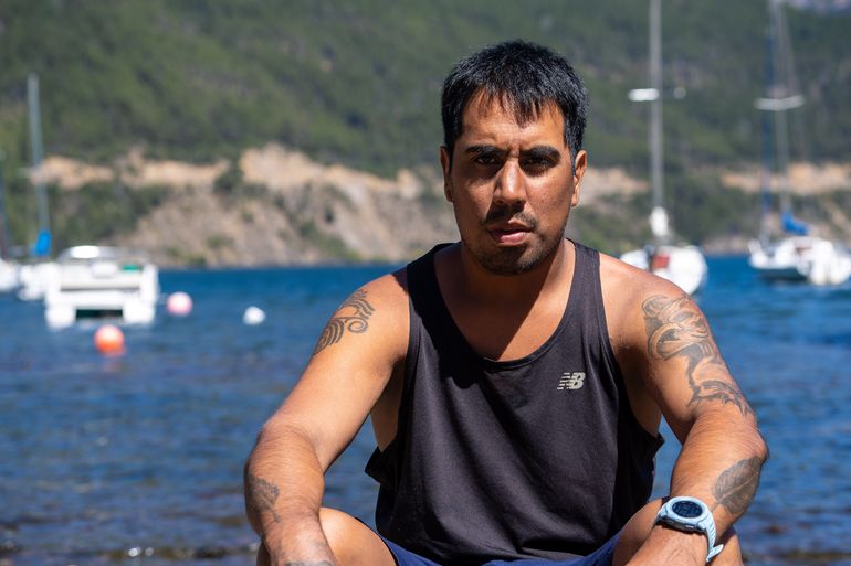 “Antes donaba en forma esporádica hasta que en la pandemia el papá de un amigo se enfermó y necesitaba donantes. Conversando con los médicos de la clínica me comentaron que hacía falta que más gente donara voluntariamente sangre. Ahí se me ocurrió la idea de aportar mi granito de arena desde lo que a mí me gusta hacer, que es correr y nadar, para difundir un mensaje de concientización sobre la importancia de donar sangre para salvar vidas”, explicó Martín Zubiria.