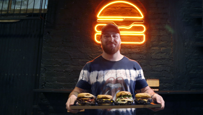 Las hamburguesas que conquistaron Santa Genoveva, llegaron al oeste neuquino