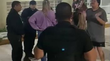 Santa Cruz: policías armados intentaron identificar a estudiantes en la toma de la UNPA de Caleta Olivia. Santa Cruz: policías armados intentaron identificar a estudiantes en la toma de la UNPA de Caleta Olivia.