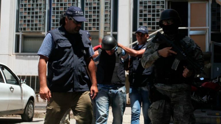 Espiasse fue trasladado desde la Unidad Penal de Rawson a una cárcel bonaerense para presos peligrosos, donde permanecerá aislado y bajo máxima vigilancia. Espiasse fue trasladado desde la Unidad Penal de Rawson a una cárcel bonaerense para presos peligrosos, donde permanecerá aislado y bajo máxima vigilancia.