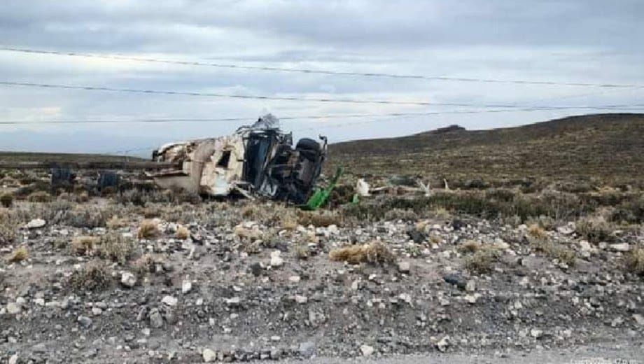 Vuelco del camión en proximidad a Rincón de los Sauces.