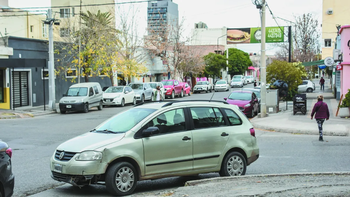 Estacionar en el centro de la ciudad es un suplicio, a la vez que origina más de la mitad de las infracciones del tránsito de la capital provincial.