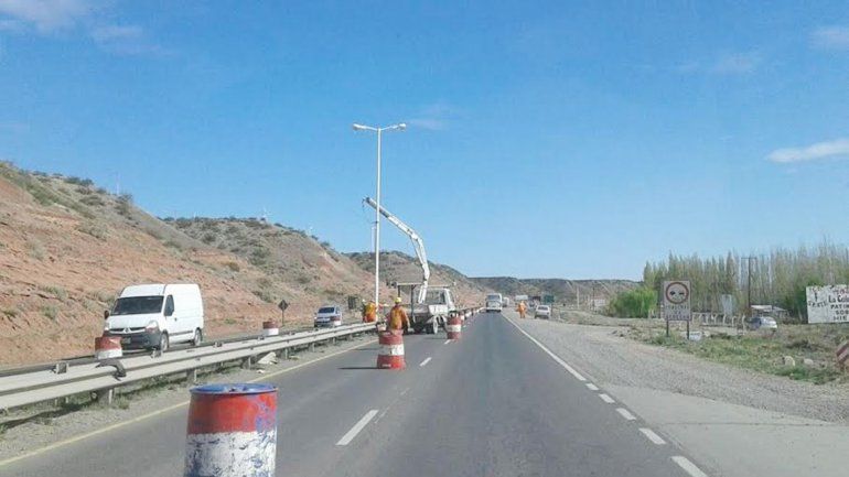 Desde hace poco más de 15 días están colocando los postes de luz.