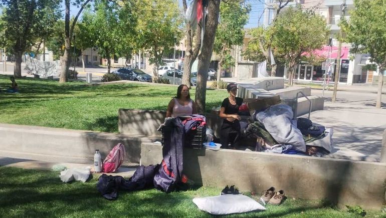 Cómo sigue el acampe de los vecinos de Plottier en la plaza