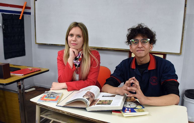 Francisco Frías Carmona junto a Camila López Noe, profesora de Historia en el ITC y tutora de la investigación del joven estudiante que fue elegido finalista en la Olimpíada de Historia. Francisco Frías Carmona junto a Camila López Noe, profesora de Historia en el ITC y tutora de la investigación del joven estudiante que fue elegido finalista en la Olimpíada de Historia.