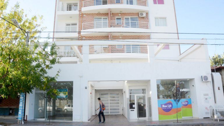 El edificio de Alderete al 800 donde robaron tres veces y hasta pasaron la noche en un departamento.