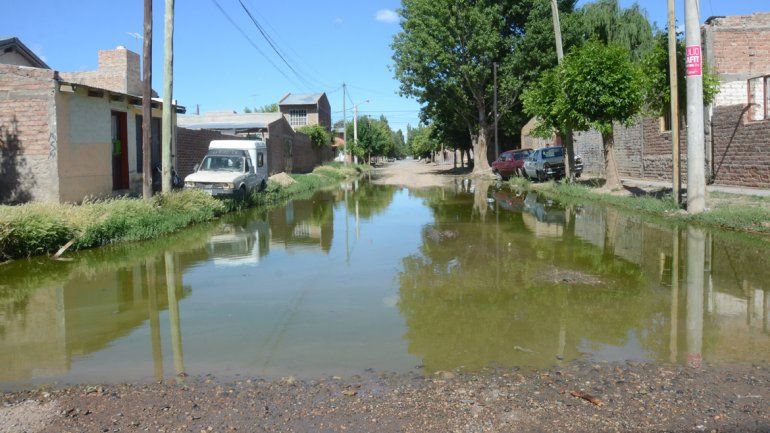 En la esquina de Lanín y Colihue hay una laguna de desperdicios cloacales.