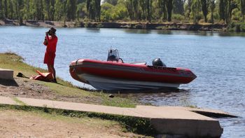 La búsqueda de la nena que arrastró el río Limay se realiza en el agua y también a pie, por la costa.