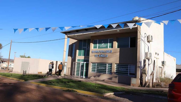 Añelo tiene dos edificios municipales. Este es la nueva del sector Norte de la ciudad. La vieja de madera quedó frente a la plaza central.