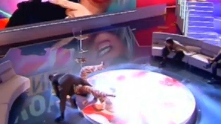 Wanda Nara intentó bailar tango y terminó en el piso en la televisión italiana