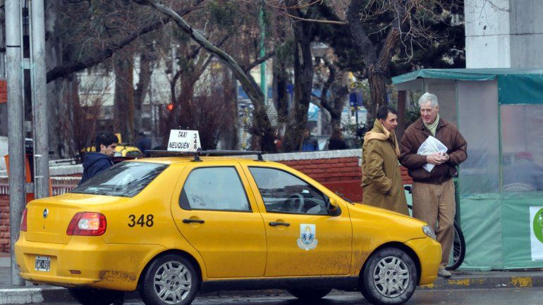 Los avisos se colocarían en las cuatro puertas y en el baúl del taxi.