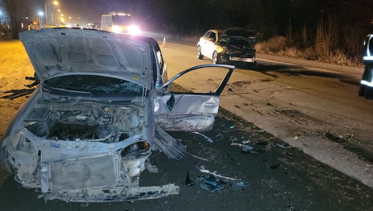 Dos conductores heridos en un fuerte choque frontal