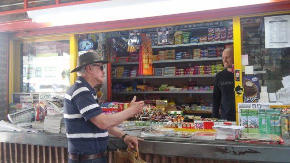 El kiosco de la Diagonal Alvear, frente al monumento.