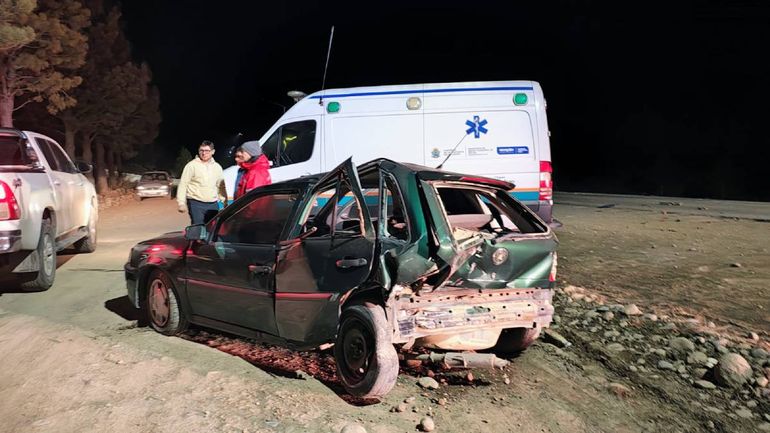 Los dos autos involucrados en el choque sobre la Ruta 40 resultaron con múltiples daños.