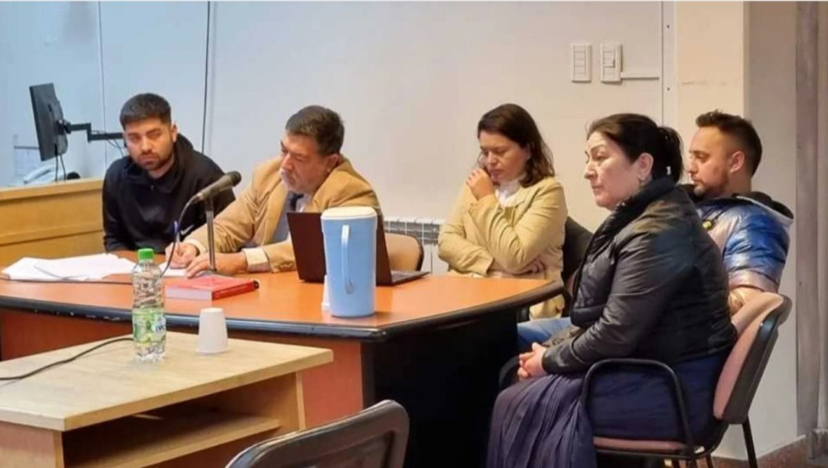 Los hermanos Esteban y su madre, condenada por ocultar la plata, en una audiencia judicial en Chubut.&nbsp;