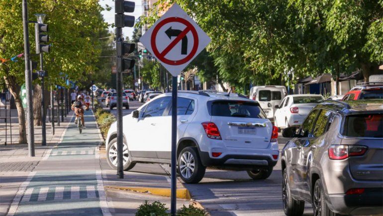 Empezaron las multas por doblar a la izquierda en la Avenida Argentina