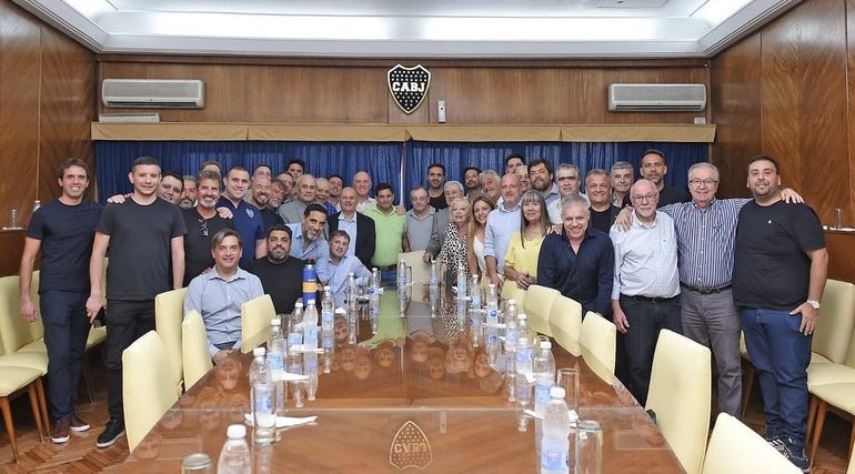 Los dirigentes entrantes y salientes participaron del cambio de mando, sin Riquelme. Los dirigentes entrantes y salientes participaron del cambio de mando, sin Riquelme.