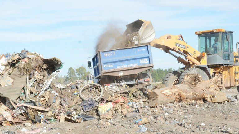 Muchos vecinos tiran sus desperdicios en cualquier parte.